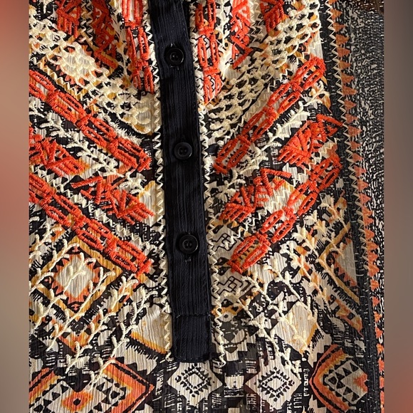 db est in 1962 Med Sheer Sleeveless Printed Textile Top w/Embroidery and Buttons - Picture 2 of 5